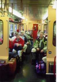 Fahrgäste "bevölkern" den Zug von Reutte nach Garmisch-Partenkirchen