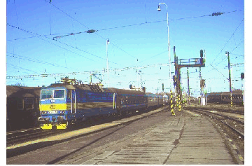 Eilzug 1277 von Praha hl.n. nach Linz Hbf bei der Einfahrt in Ceske Budejovice am 1.11.1999